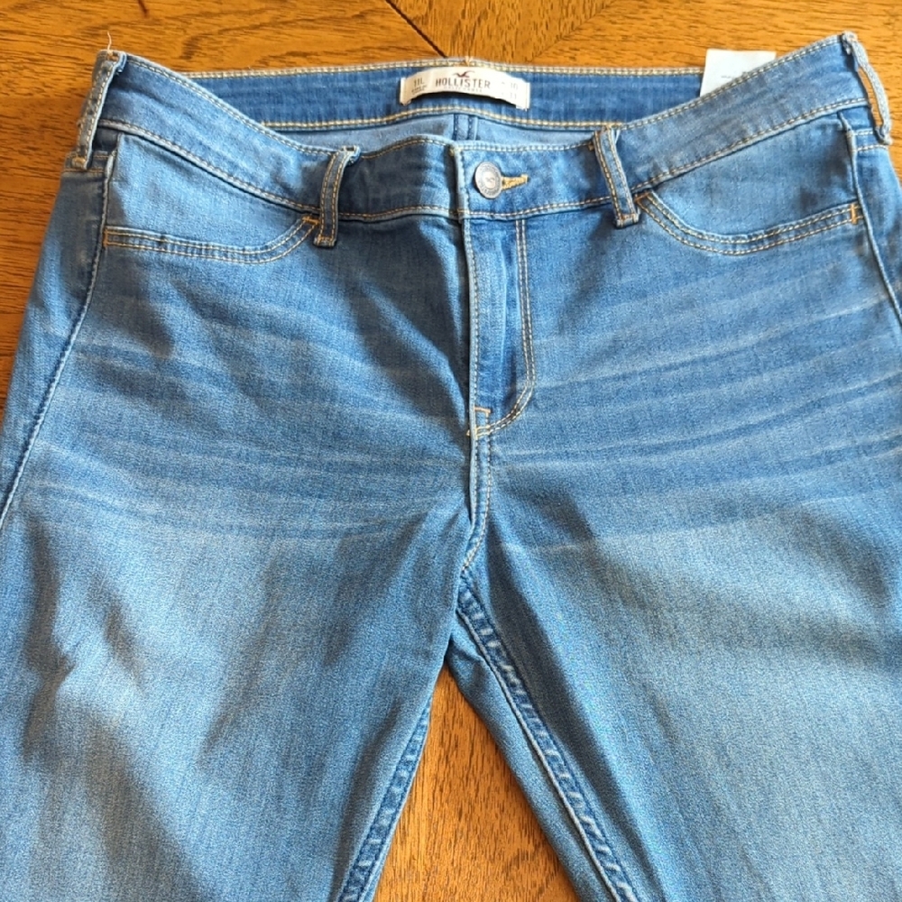 Hollister Women's Light Denim Skinny Jeans - Picture 3 of 10